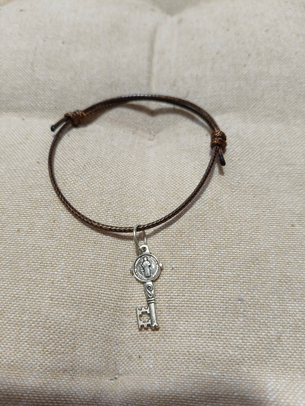 Pulsera de cuerda llave de San Benito 01319