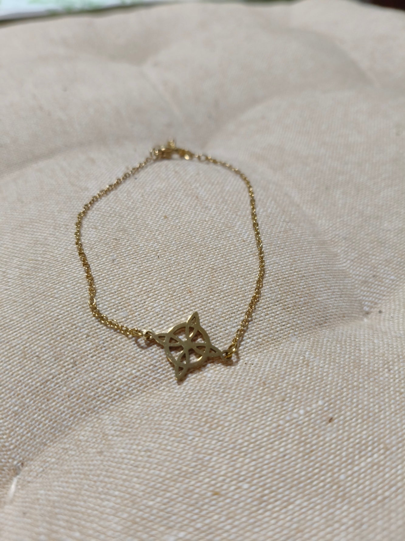 Pulsera dorada Nudo de Brujas 01331