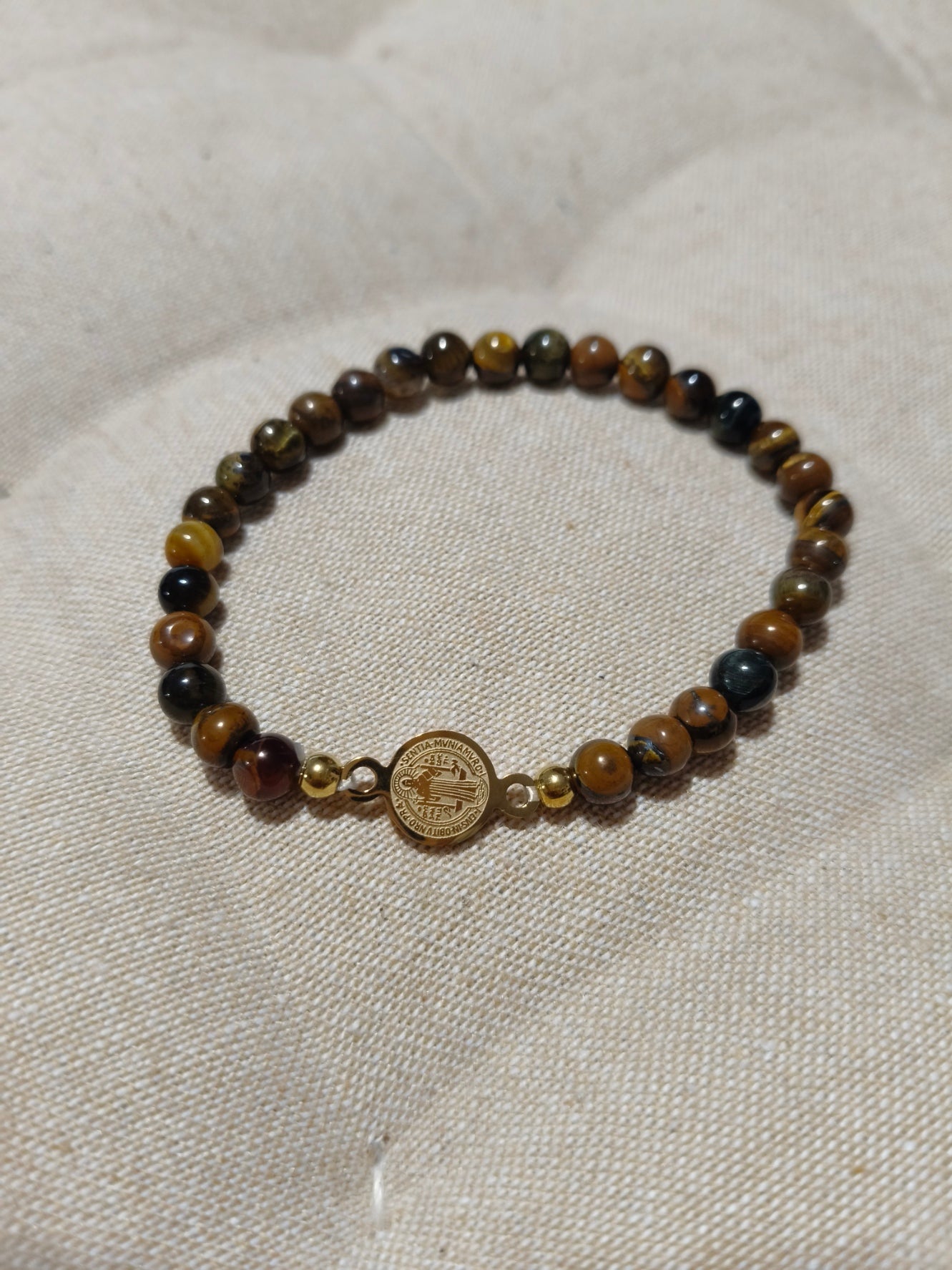 Ojo de tigre con San Benito 01337