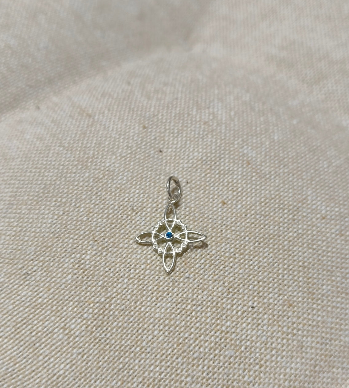 Colgante nudo de bruja con circonita 01327