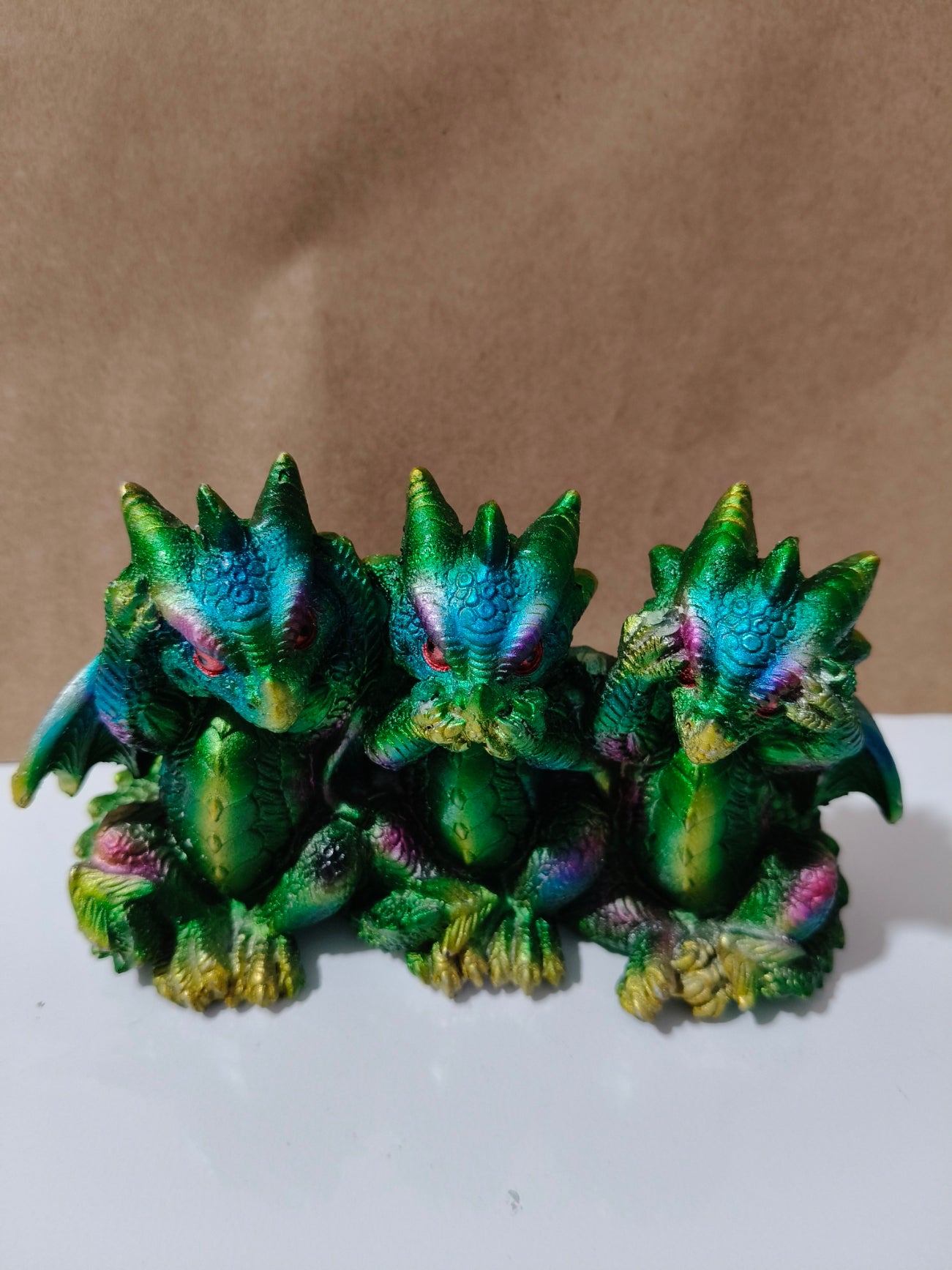 Dragones ver, oír y callar.