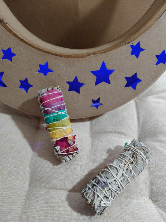 Atado salvia blanca con siete chakras