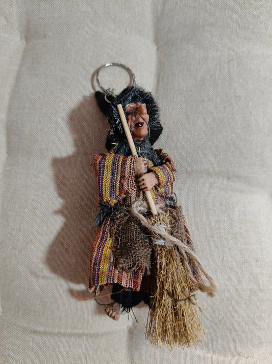 bruja llavero amarilla