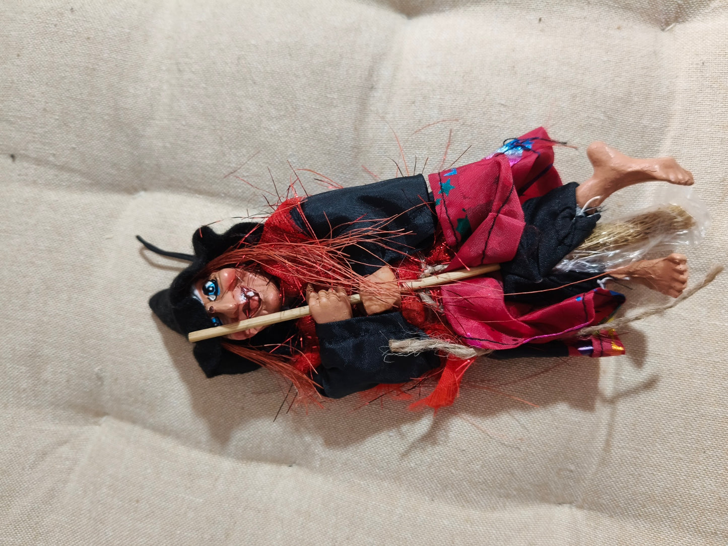 Bruja para colgar de color roja