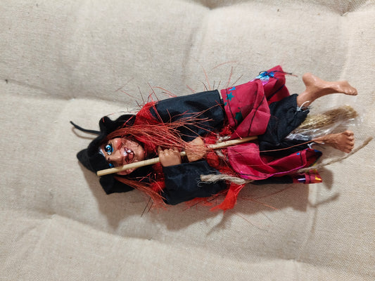 Bruja para colgar de color roja