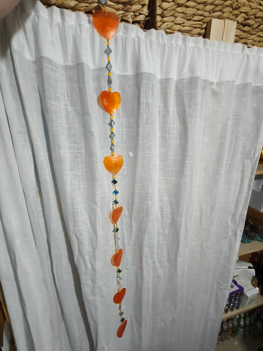 Atrapasol corazones naranja con campanitas