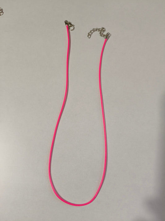 Collar de cuerda fushia