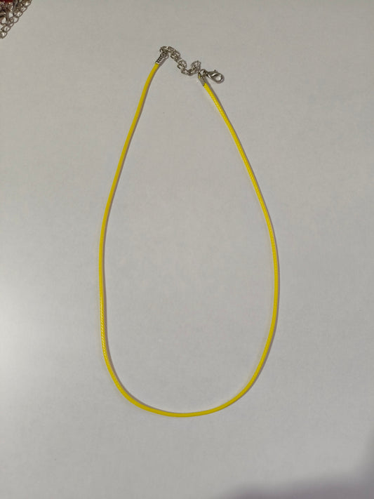 Collar de cuerda amarillo