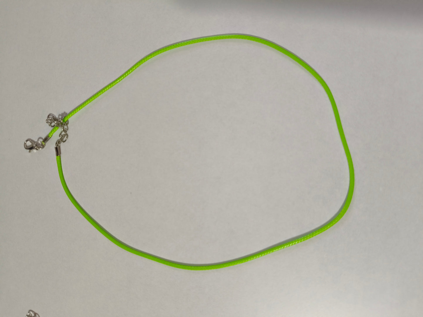 Collar de cuerda verde lima