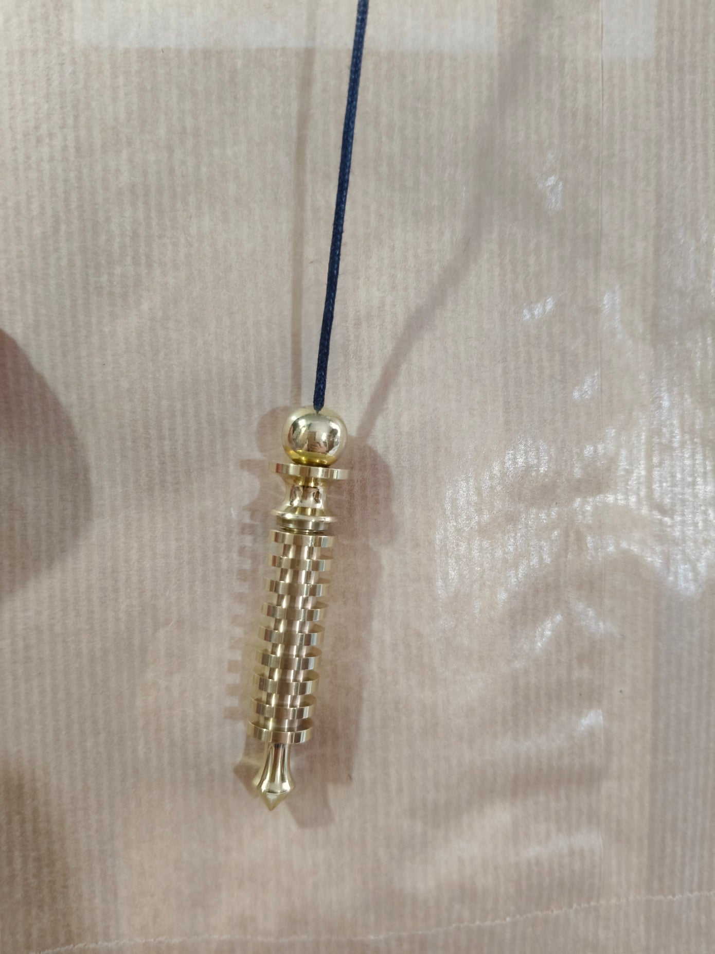 Péndulo largo dorado