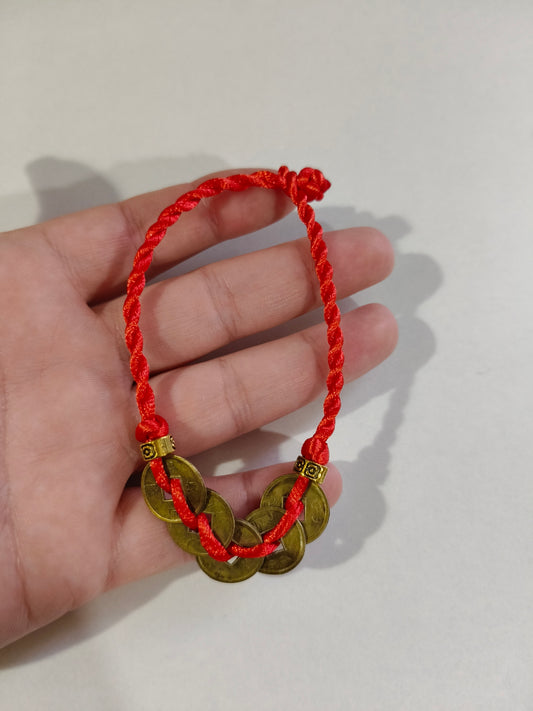 Pulsera roja con monedas chinas