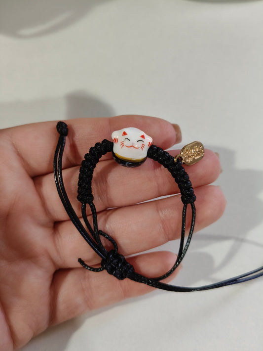 Pulsera negra con gato de la suerte