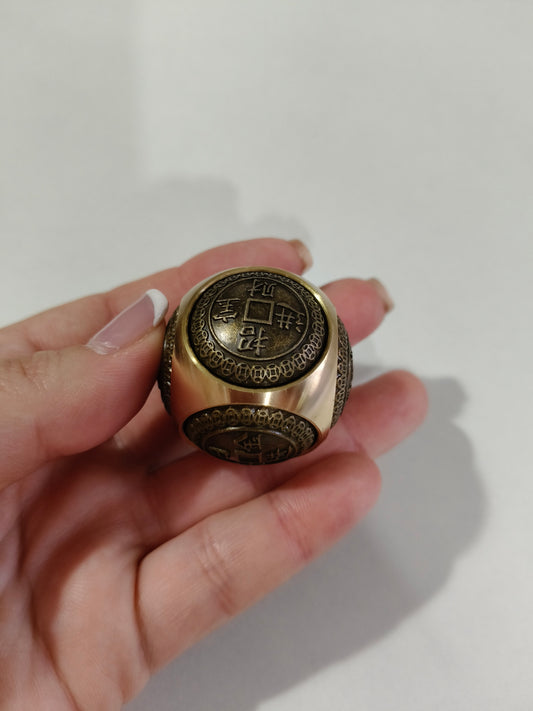 Cubo giratorio para paz, suerte y prosperidad.
