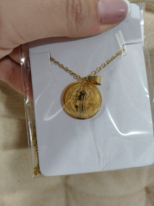 Colgante de San Benito dorado