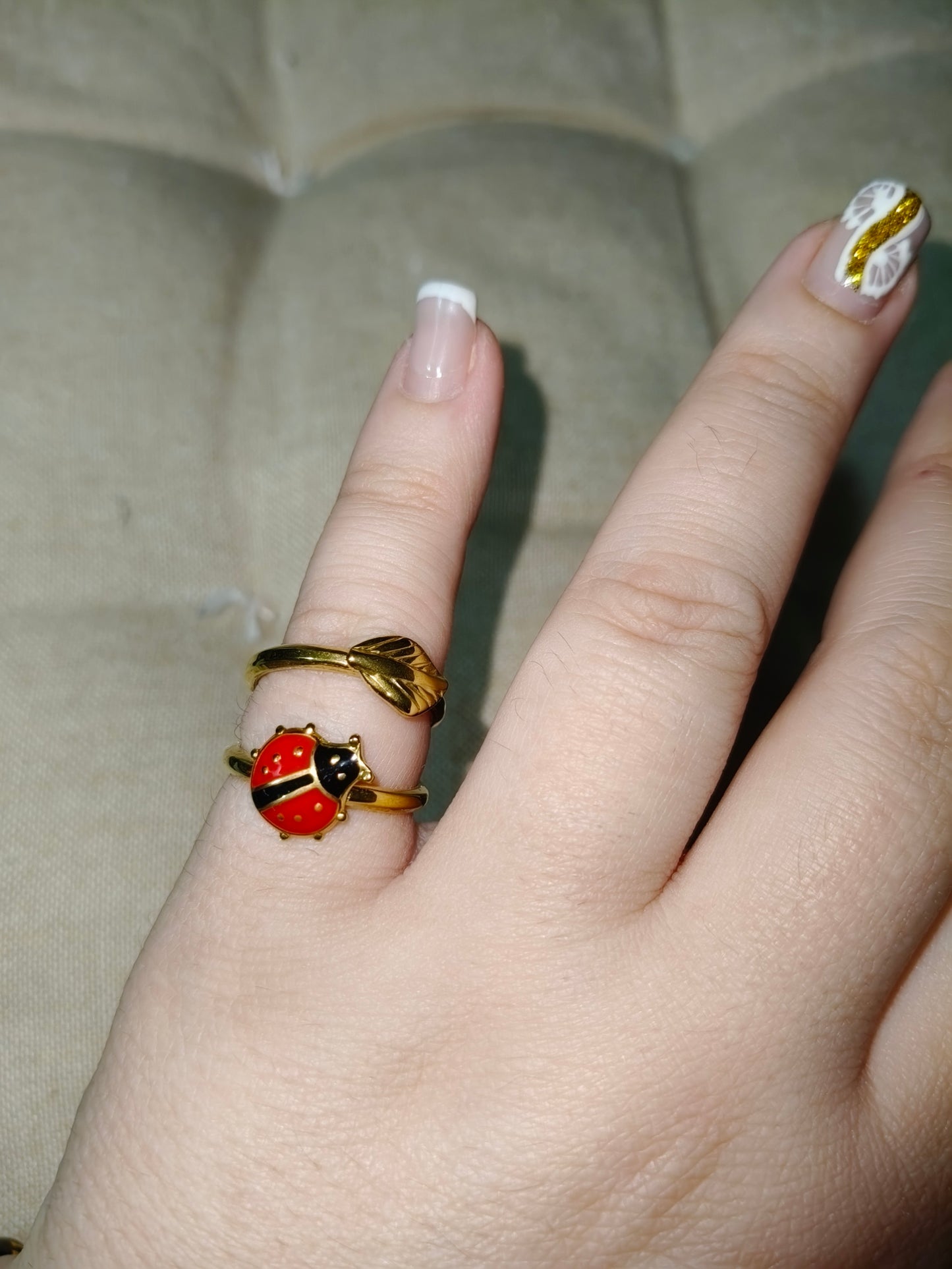 Anillo de Mariquita con hoja